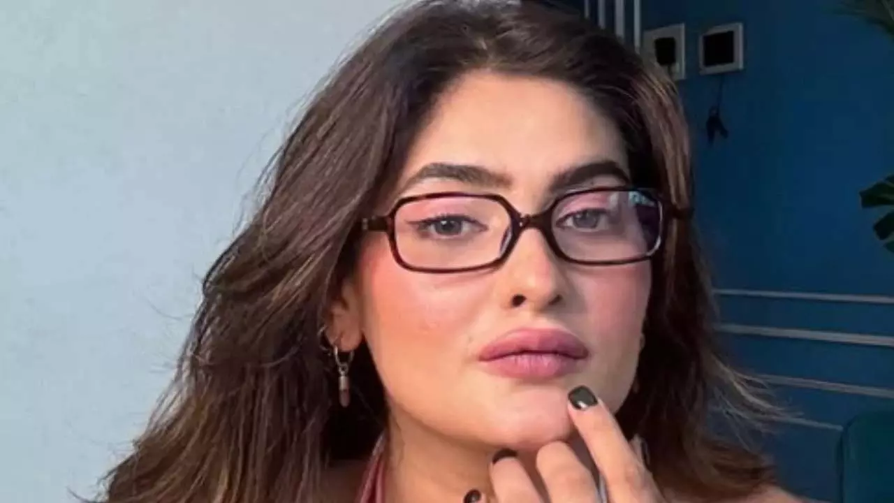 अभिनेत्री Karishma Sharma ने मुंबई में चलती लोकल ट्रेन से छलांग लगा दी अभिनेत्री Karishma Sharma ने मुंबई में चलती लोकल ट्रेन से छलांग लगा दी