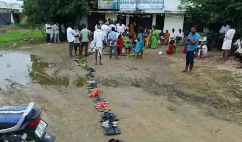 Nalgonda में यूरिया की कतार में किसान बेहोश हो गया Nalgonda में यूरिया की कतार में किसान बेहोश हो गया