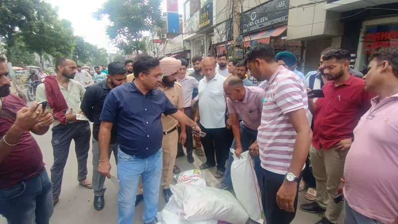 Yamunanagar में यूटिलिटी वाहन से पांच बोरी अवैध पॉलीथिन कैरी बैग बरामद Yamunanagar में यूटिलिटी वाहन से पांच बोरी अवैध पॉलीथिन कैरी बैग बरामद