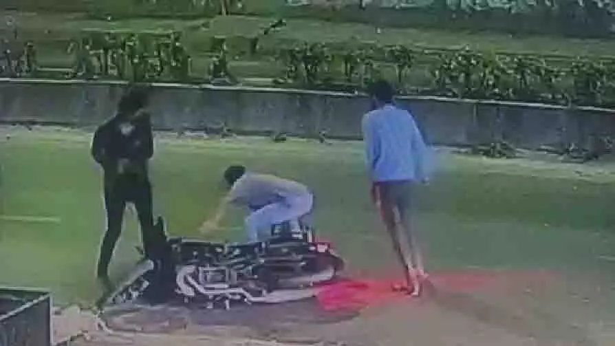 Pune: अमर टेक पार्क के पास आईटी कर्मचारी पर कोयटा से हमला, हालत गंभीर Pune: अमर टेक पार्क के पास आईटी कर्मचारी पर कोयटा से हमला, हालत गंभीर