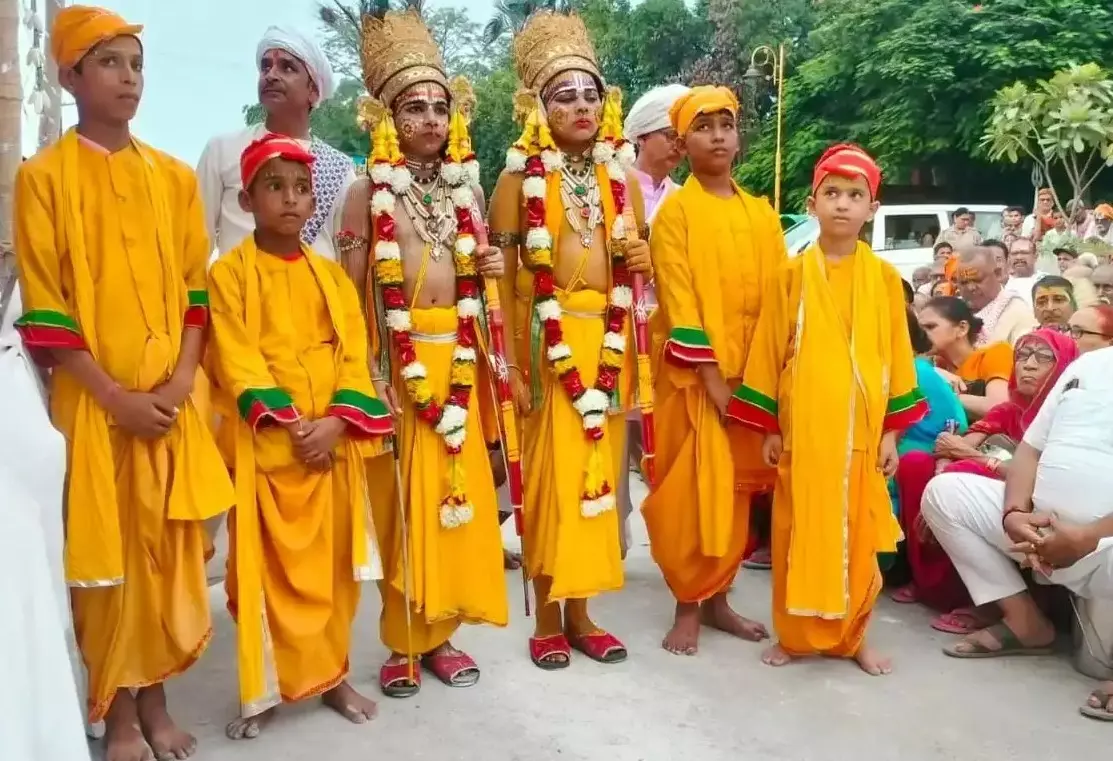 Varanasi: रामलीला में लीलाप्रेमियों ने भरा उत्सव का रंग Varanasi: रामलीला में लीलाप्रेमियों ने भरा उत्सव का रंग