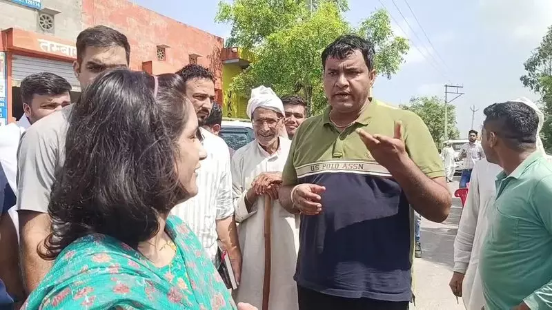 बाढ़ प्रभावित ग्रामीणों के गुस्से का सामना कर रहे हैं दुष्यंत चौटाला और विनेश फोगाट बाढ़ प्रभावित ग्रामीणों के गुस्से का सामना कर रहे हैं दुष्यंत चौटाला और विनेश फोगाट