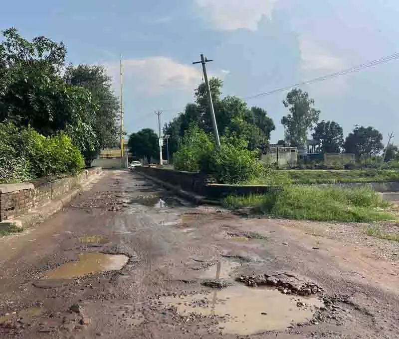 Ludhiana: ग्रामीणों ने नहर विभाग पर समय पर मरम्मत और सफाई न करने का आरोप लगाया Ludhiana: ग्रामीणों ने नहर विभाग पर समय पर मरम्मत और सफाई न करने का आरोप लगाया