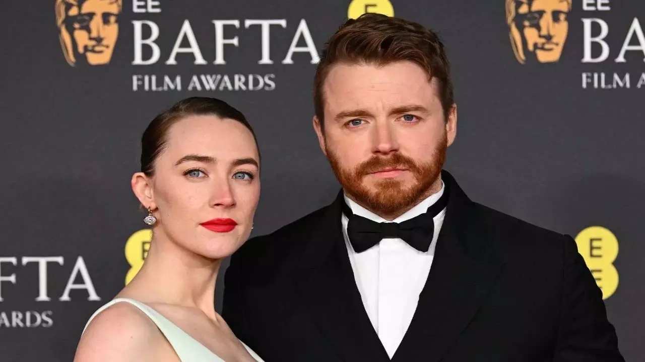 Saoirse Ronan और जैक लोवेन ने अपने पहले बच्चे का स्वागत किया, लंदन में देखे गए Saoirse Ronan और जैक लोवेन ने अपने पहले बच्चे का स्वागत किया, लंदन में देखे गए