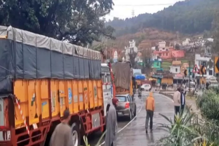 Qazigund: राजमार्ग खुलने से भारी वाहनों का परिचालन फिर से हुआ संभव Qazigund: राजमार्ग खुलने से भारी वाहनों का परिचालन फिर से हुआ संभव