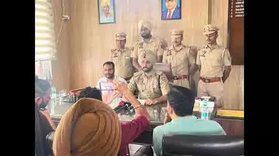 Mohali: किराए की गाड़ियां बेचने वाले गिरोह का भंडाफोड़, 4 गिरफ्तार Mohali: किराए की गाड़ियां बेचने वाले गिरोह का भंडाफोड़, 4 गिरफ्तार