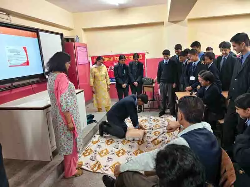 Kasumpti के छात्रों ने सीखी प्राथमिक उपचार तकनीक Kasumpti के छात्रों ने सीखी प्राथमिक उपचार तकनीक