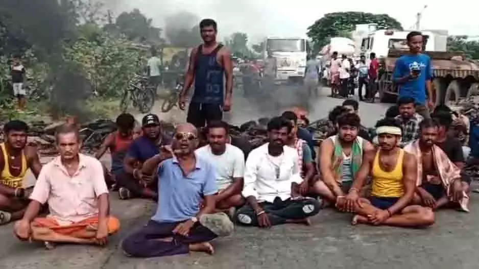 Ganjam: सड़क मरम्मत में देरी से नाराज़ ग्रामीणों ने NH-326 को किया जाम Ganjam: सड़क मरम्मत में देरी से नाराज़ ग्रामीणों ने NH-326 को किया जाम