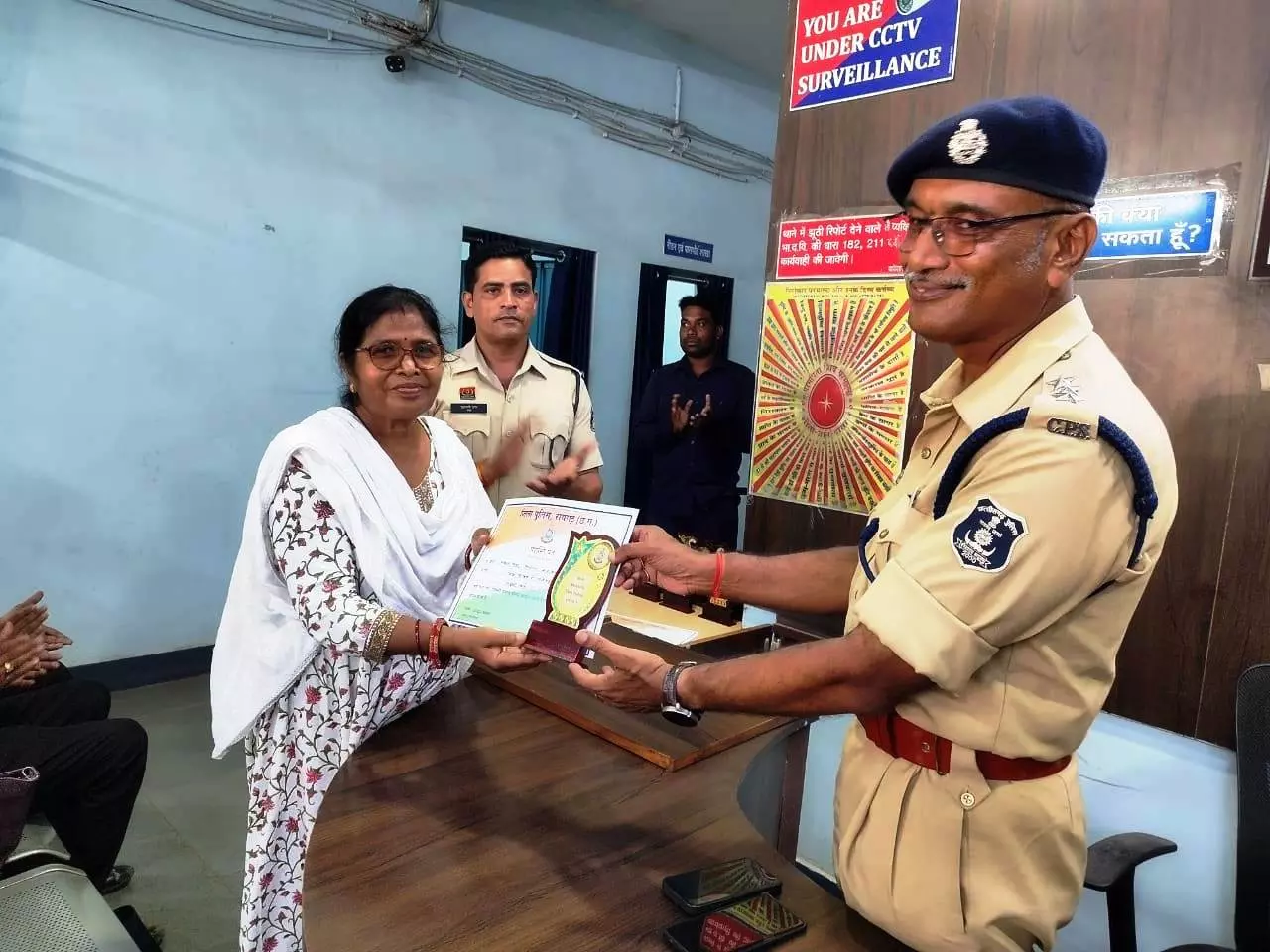 थाने में समाजसेवियों और प्रतिभाओं का हुआ सम्मान थाने में समाजसेवियों और प्रतिभाओं का हुआ सम्मान