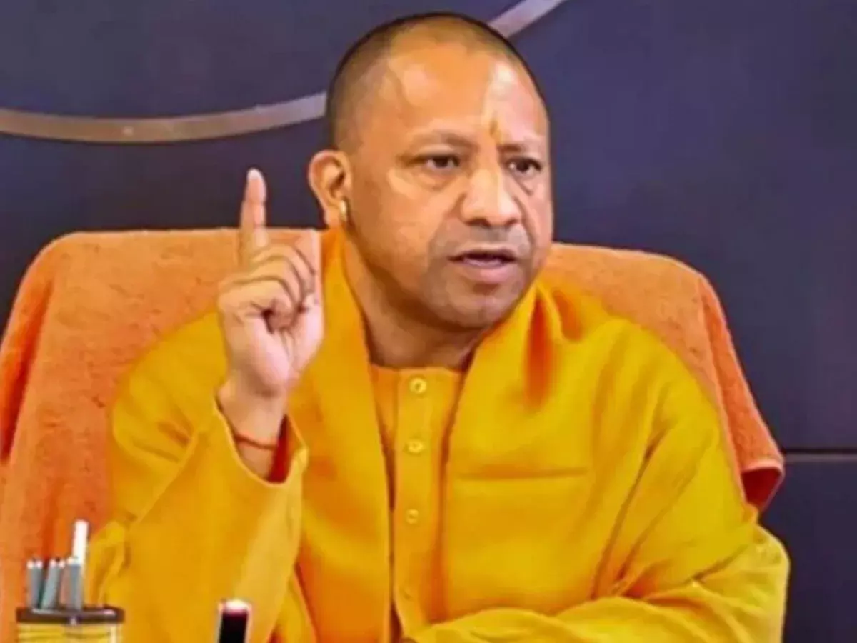 Lucknow: घोटालेबाजों पर योगी का डंडा, प्रशासन में संदेश साफ Lucknow: घोटालेबाजों पर योगी का डंडा, प्रशासन में संदेश साफ