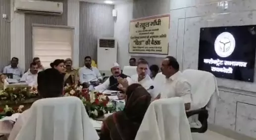 राहुल गांधी और यूपी के मंत्री दिनेश प्रताप सिंह के बीच तीखी बहस राहुल गांधी और यूपी के मंत्री दिनेश प्रताप सिंह के बीच तीखी बहस