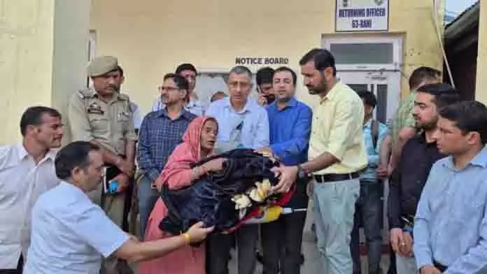 DC ने बनी सब डिवीजन का दौरा किया, प्रभावित परिवारों के बीच राहत सामग्री वितरित की DC ने बनी सब डिवीजन का दौरा किया, प्रभावित परिवारों के बीच राहत सामग्री वितरित की