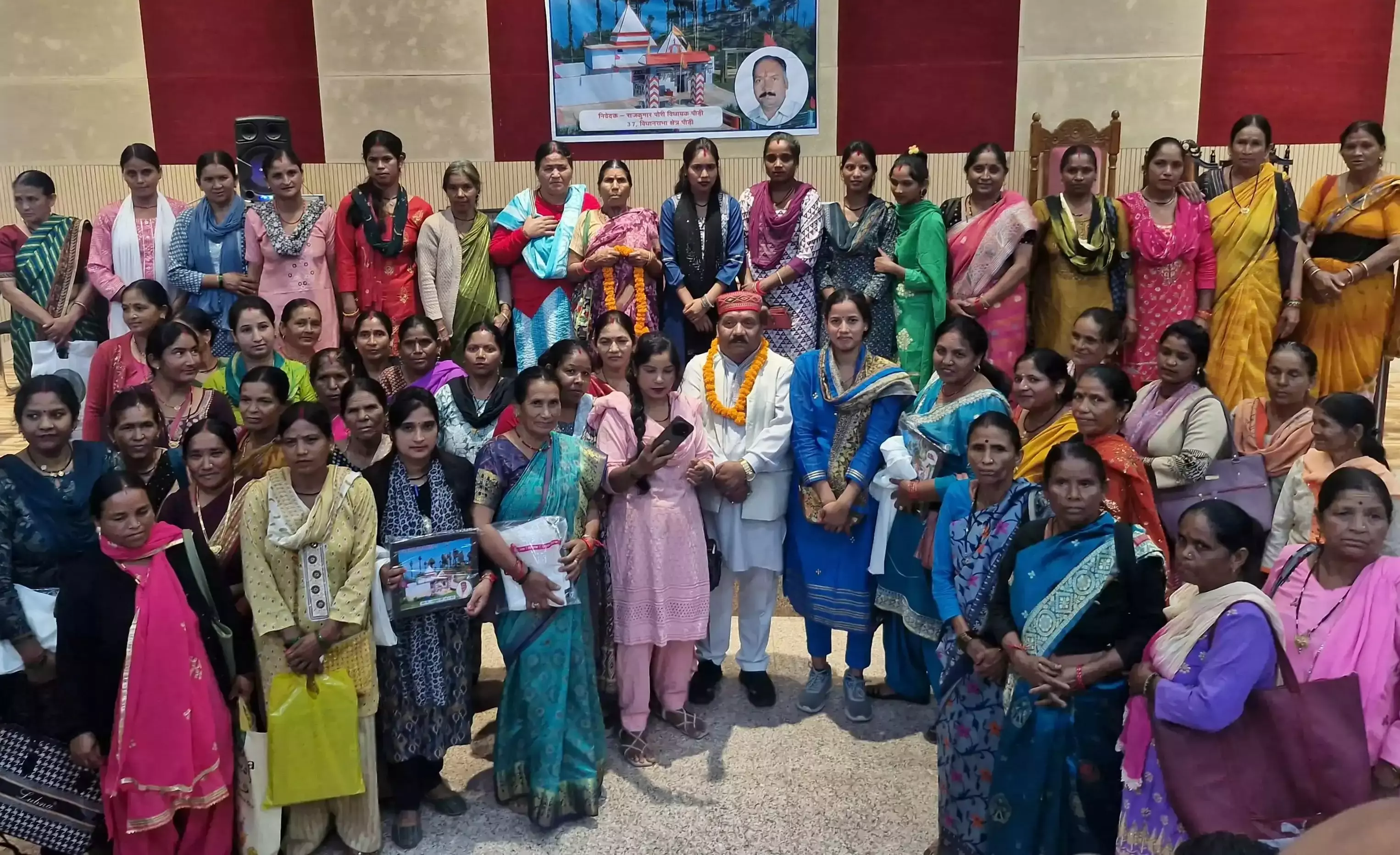 Pauri Garhwal: विधायक ने किया ग्राम प्रधानों का सम्मान, स्थानीय लोगों ने सराहा Pauri Garhwal: विधायक ने किया ग्राम प्रधानों का सम्मान, स्थानीय लोगों ने सराहा