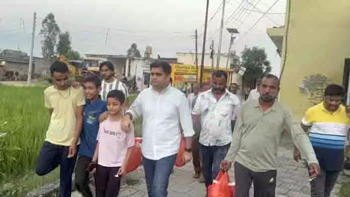 AICC सचिव नीरज ने बाढ़ प्रभावित बिश्नाह गांव का दौरा किया AICC सचिव नीरज ने बाढ़ प्रभावित बिश्नाह गांव का दौरा किया
