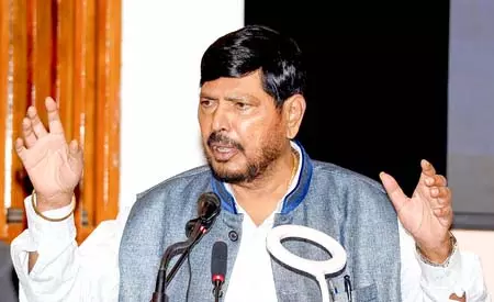 रामदास आठवले ने कांग्रेस और राउत के बयानों की आलोचना की रामदास आठवले ने कांग्रेस और राउत के बयानों की आलोचना की