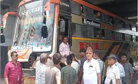 गुजरात : जामनगर से नेपाल के नागरिक रवाना, 3 दिन बाद पहुंचेंगे नेपाल बॉर्डर गुजरात : जामनगर से नेपाल के नागरिक रवाना, 3 दिन बाद पहुंचेंगे नेपाल बॉर्डर