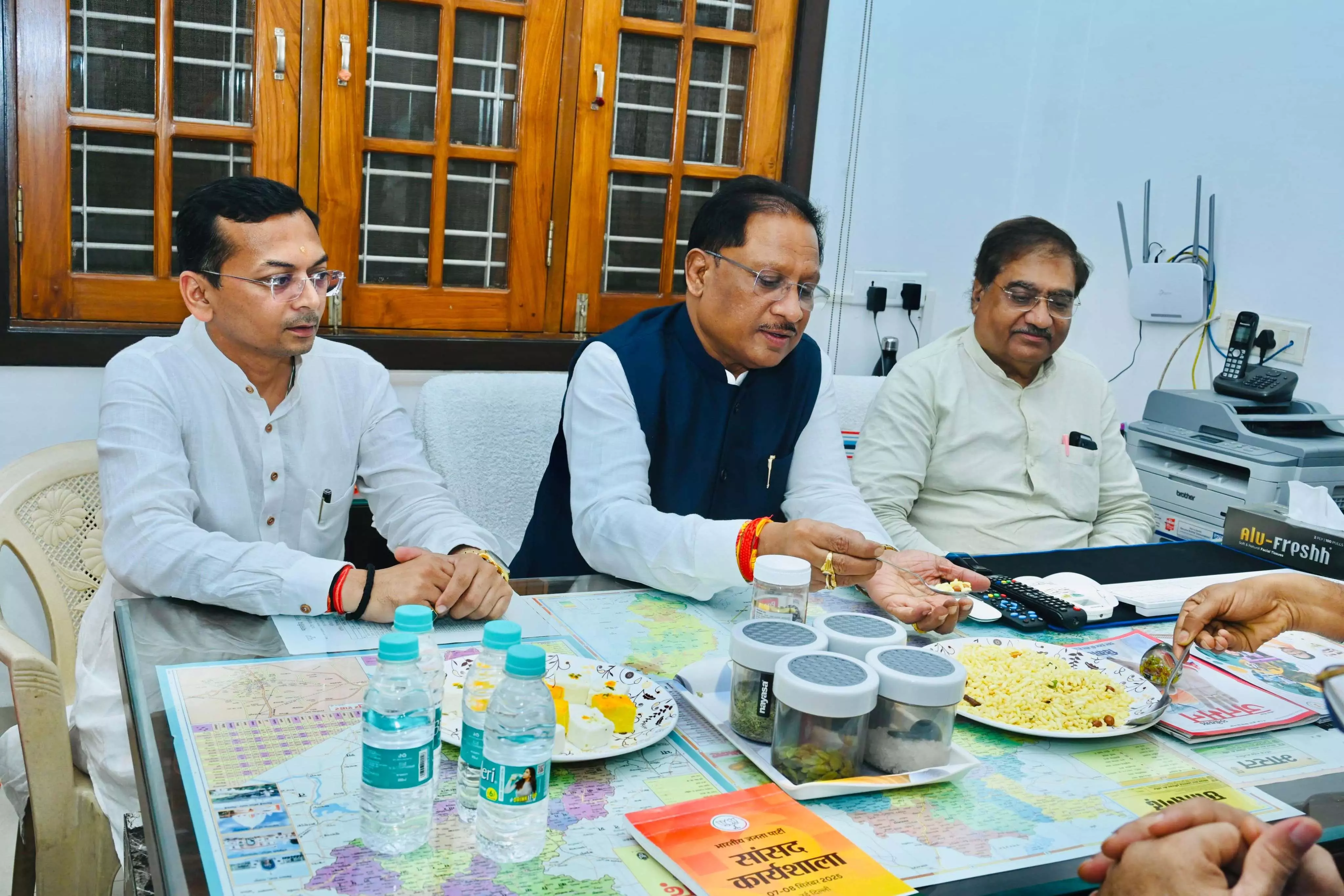चना–मुर्रा संग स्मृतियों का स्वाद: मुख्यमंत्री विष्णुदेव साय ने कार्यकर्ताओं के साथ साझा किए पुराने दिन चना–मुर्रा संग स्मृतियों का स्वाद: मुख्यमंत्री विष्णुदेव साय ने कार्यकर्ताओं के साथ साझा किए पुराने दिन
