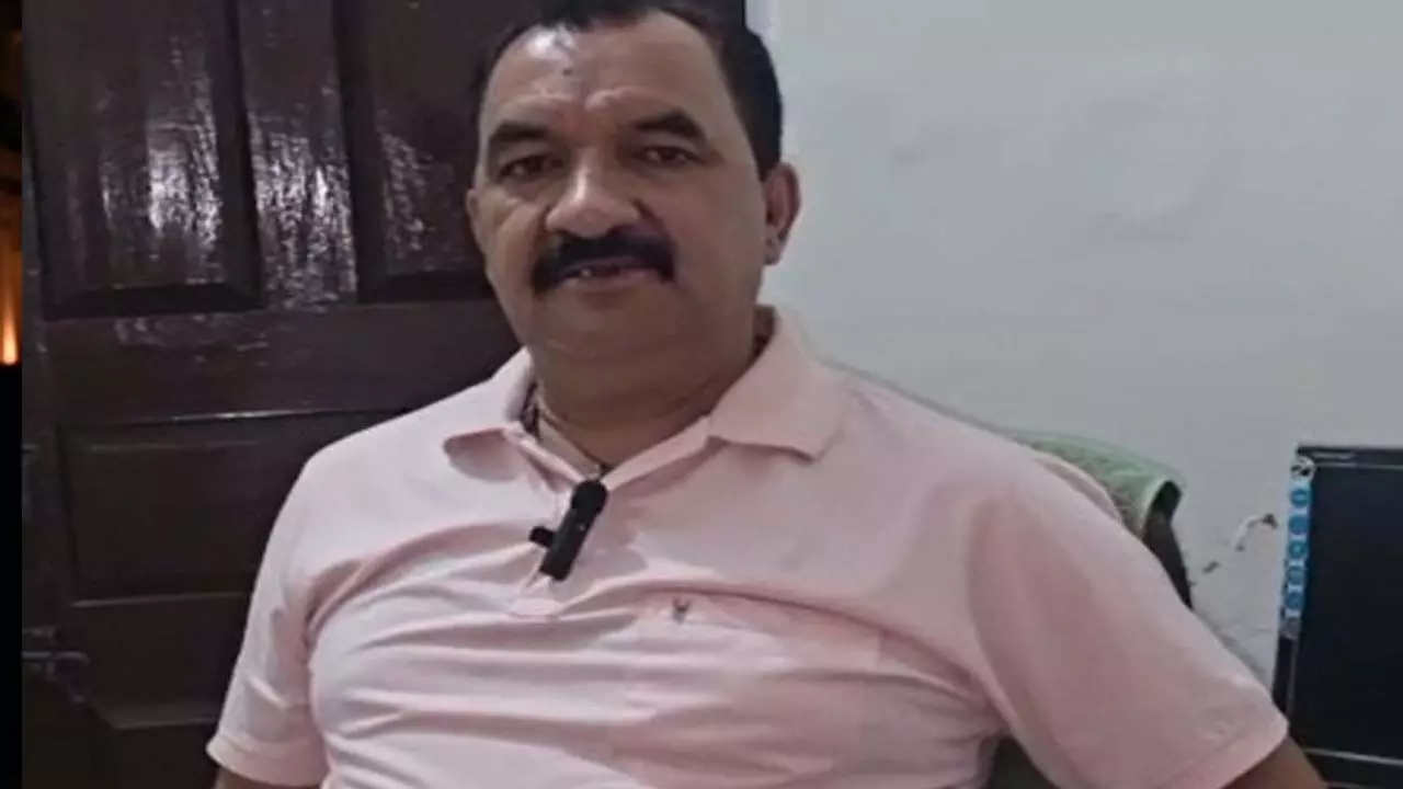 रामनगर में वनकर्मियों के सामने अचानक आए तीन बाघ, पेड़ पर चढ़कर बचाई जान रामनगर में वनकर्मियों के सामने अचानक आए तीन बाघ, पेड़ पर चढ़कर बचाई जान