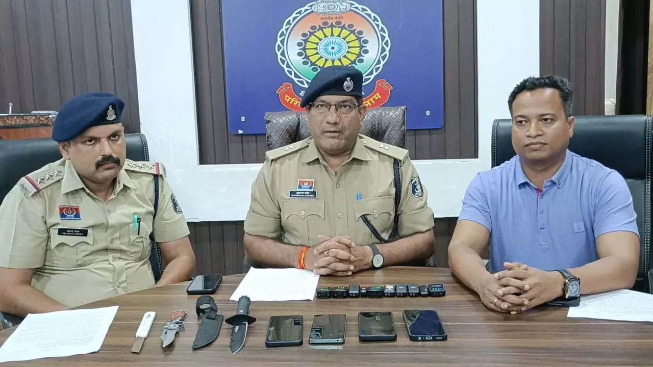 मोबाईल लूट करने वाले गैंग का पर्दाफाश, 3 आरोपी और 6 नाबालिग गिरफ्तार मोबाईल लूट करने वाले गैंग का पर्दाफाश, 3 आरोपी और 6 नाबालिग गिरफ्तार