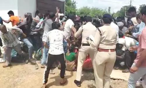 किसानों के बीच मची भगदड़, खाद लेने पहुंचे थे सहकारी केंद्र