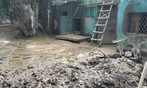Delhi बाढ़ के बाद यमुना बाज़ारवासी खुद रह गए बेसहारा