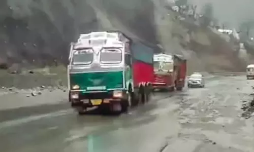 कश्मीर की ओर 16 दिनों के बाद एचएमवी के लिए राजमार्ग फिर से खुला कश्मीर की ओर 16 दिनों के बाद एचएमवी के लिए राजमार्ग फिर से खुला