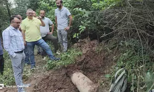 MLA ने नाहन में क्षतिग्रस्त पाइपलाइन का निरीक्षण किया