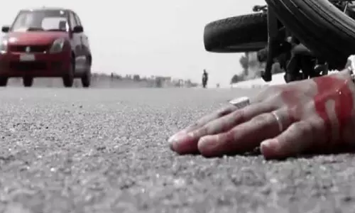 Prayagraj: सड़क दुर्घटना में स्कूटी सवार की मौत की सूचना Prayagraj: सड़क दुर्घटना में स्कूटी सवार की मौत की सूचना