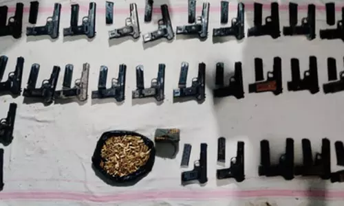 दो हथियार तस्कर गिरफ्तार, 27 पिस्तौल और भारी मात्रा में गोला-बारूद बरामद दो हथियार तस्कर गिरफ्तार, 27 पिस्तौल और भारी मात्रा में गोला-बारूद बरामद