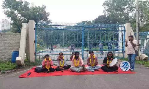 UoH के छात्रों ने छात्र संघ भंग करने के विरोध में भूख हड़ताल शुरू की UoH के छात्रों ने छात्र संघ भंग करने के विरोध में भूख हड़ताल शुरू की