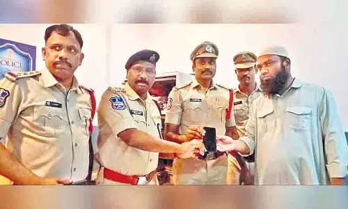Hyderabad: गोलकुंडा पुलिस ने 24 खोए हुए मोबाइल फोन मालिकों को लौटाए Hyderabad: गोलकुंडा पुलिस ने 24 खोए हुए मोबाइल फोन मालिकों को लौटाए