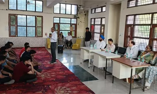 आत्महत्या की प्रवृत्ति को रोकने के लिए एआई पर नहीं, बल्कि सामाजिक संबंधों पर भरोसा करें विशेषज्ञ आत्महत्या की प्रवृत्ति को रोकने के लिए एआई पर नहीं, बल्कि सामाजिक संबंधों पर भरोसा करें विशेषज्ञ