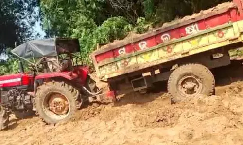 रेत माफिया ने खनन अधिकारियों से जब्त ट्रैक्टर छीना रेत माफिया ने खनन अधिकारियों से जब्त ट्रैक्टर छीना