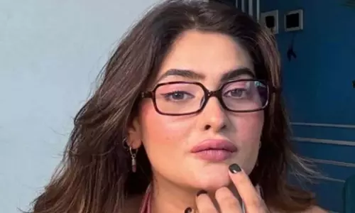 अभिनेत्री Karishma Sharma ने मुंबई में चलती लोकल ट्रेन से छलांग लगा दी