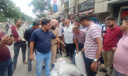 Yamunanagar में यूटिलिटी वाहन से पांच बोरी अवैध पॉलीथिन कैरी बैग बरामद