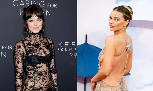 Dakota Johnson और मार्गोट रॉबी ने सी-थ्रू लुक से बेयरली देयर ड्रेसिंग को नया आयाम दिया