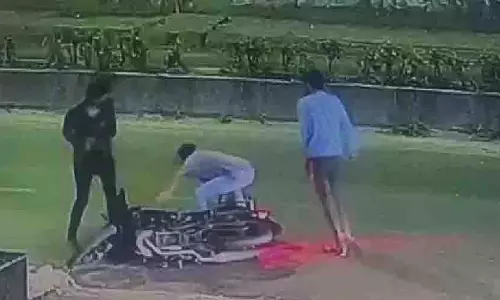 Pune: अमर टेक पार्क के पास आईटी कर्मचारी पर कोयटा से हमला, हालत गंभीर Pune: अमर टेक पार्क के पास आईटी कर्मचारी पर कोयटा से हमला, हालत गंभीर