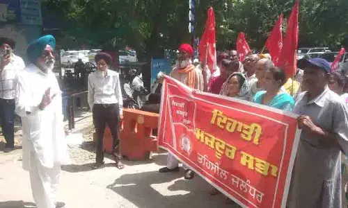 Jalandhar: श्रमिक संघों ने बाढ़ प्रभावित भूमिहीन मजदूरों के लिए मुआवजे की मांग को लेकर प्रदर्शन किया