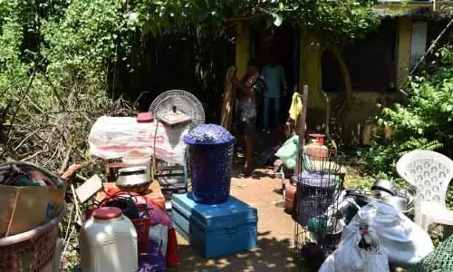 उत्कल विश्वविद्यालय के स्टाफ क्वार्टर से अनधिकृत निवासियों को निकाला गया उत्कल विश्वविद्यालय के स्टाफ क्वार्टर से अनधिकृत निवासियों को निकाला गया