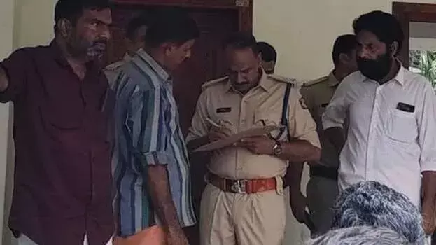 Kerala: पत्नी की हत्या के बाद व्यक्ति ने की आत्महत्या, मामला दर्ज Kerala: पत्नी की हत्या के बाद व्यक्ति ने की आत्महत्या, मामला दर्ज