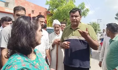 बाढ़ प्रभावित ग्रामीणों के गुस्से का सामना कर रहे हैं दुष्यंत चौटाला और विनेश फोगाट बाढ़ प्रभावित ग्रामीणों के गुस्से का सामना कर रहे हैं दुष्यंत चौटाला और विनेश फोगाट