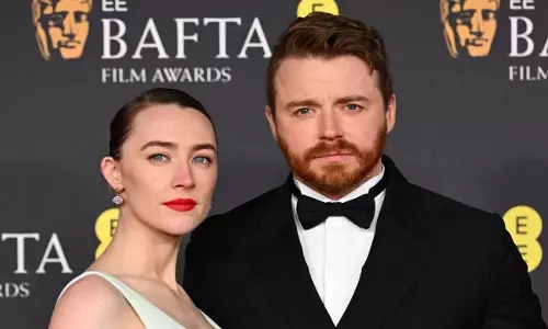 Saoirse Ronan और जैक लोवेन ने अपने पहले बच्चे का स्वागत किया, लंदन में देखे गए