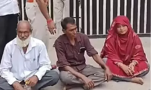 Kolkata: बम हमले में जान गंवाने वाली तम्मन्ना की मां ने धरना शुरू किया Kolkata: बम हमले में जान गंवाने वाली तम्मन्ना की मां ने धरना शुरू किया