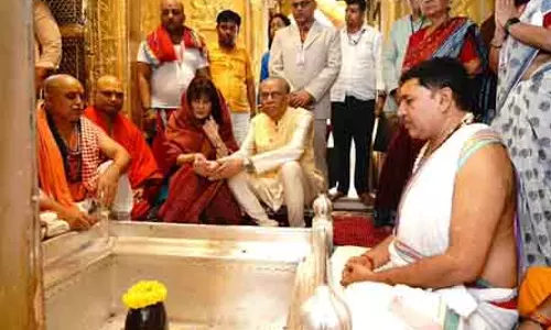 मॉरीशस के प्रधानमंत्री रामगुलाम ने काशी विश्वनाथ मंदिर में पूजा-अर्चना की मॉरीशस के प्रधानमंत्री रामगुलाम ने काशी विश्वनाथ मंदिर में पूजा-अर्चना की