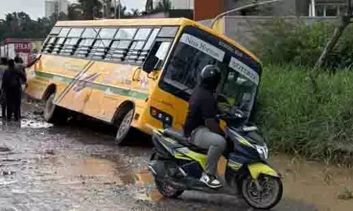 Bengaluru: गड्ढों से भरी सड़क पर 20 बच्चों से भरी स्कूल बस लगभग पलट गई