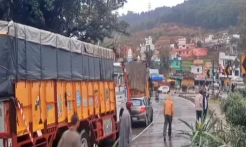 Qazigund: राजमार्ग खुलने से भारी वाहनों का परिचालन फिर से हुआ संभव