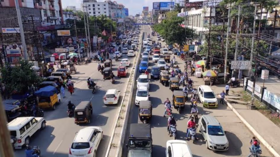 Assam के मुख्यमंत्री ने दुर्गा पूजा से पहले गुवाहाटी में सड़क और मैनहोल की तत्काल मरम्मत के आदेश
