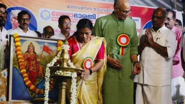Kerala: भारत माता के सामने दीप जलाने पर CPM ने पंचायत अध्यक्ष को पदावनत किया Kerala: भारत माता के सामने दीप जलाने पर CPM ने पंचायत अध्यक्ष को पदावनत किया