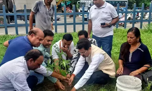 Dehradun: कांग्रेस का अनोखा अभियान, सफाई संग हरियाली Dehradun: कांग्रेस का अनोखा अभियान, सफाई संग हरियाली