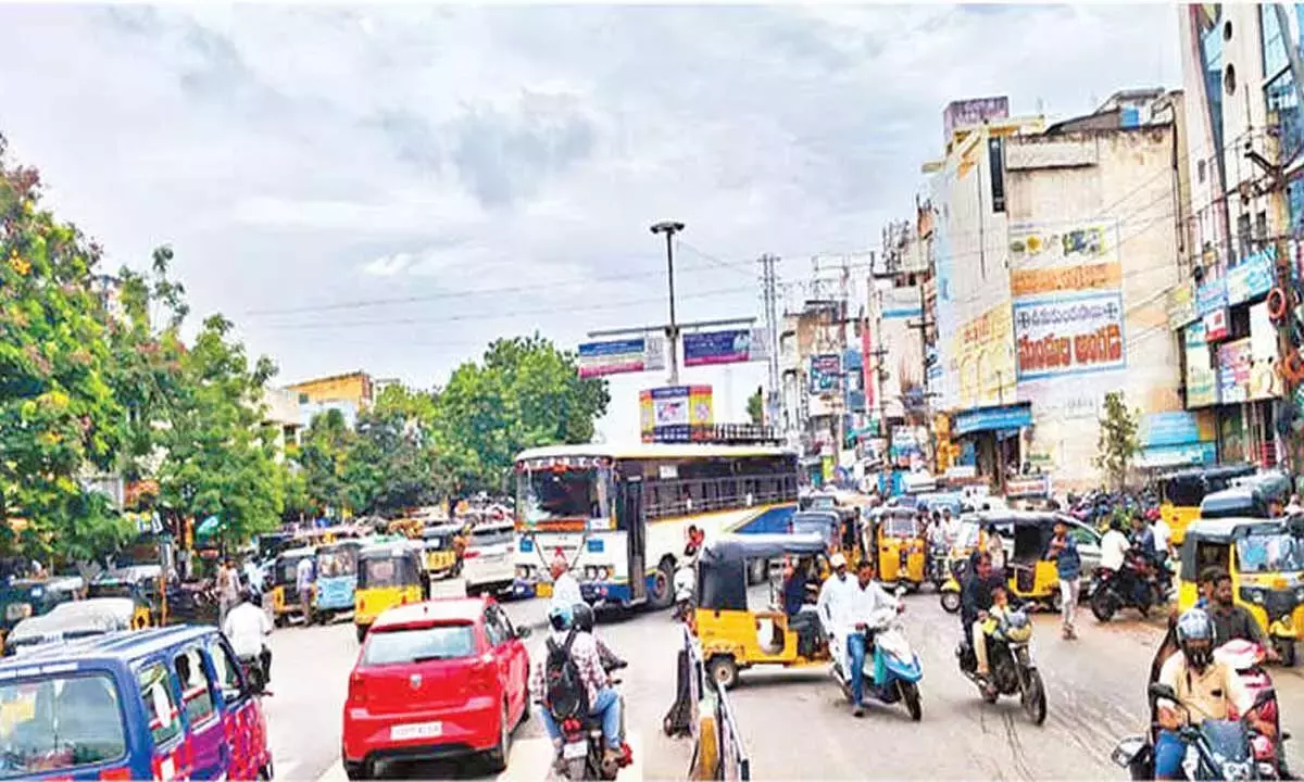 Andhra: कुरनूल बस स्टैंड पर यातायात जाम से यात्रियों को भारी परेशानी Andhra: कुरनूल बस स्टैंड पर यातायात जाम से यात्रियों को भारी परेशानी